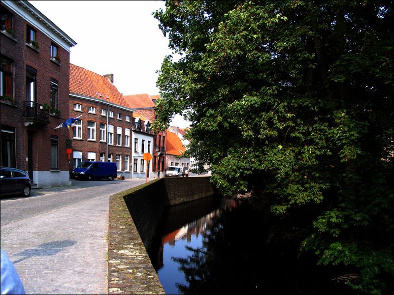 gal/holiday/Bruges 2006 - Canals/Bruges_Canal_01_off_Noordzandstraat_IMG_2559.jpg